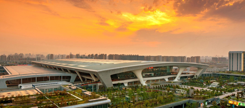 高铁站、飞机场，正泰助力大型交通枢纽“绿色”转变